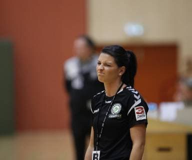 Deutschland - Hattersheim - 04.11.2018 Handball - Hessen - 3. Liga West - Damen Saison 2018 2019 TSG Eddersheim (rot) - SC Markranstädt (gelb) v.l. Trainerin Ina Schaarschmidt (Markranstädt) TSG Eddersheim - SC Markranstädt