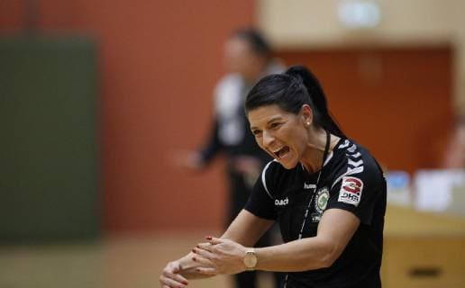 Deutschland - Hattersheim - 04.11.2018 Handball - Hessen - 3. Liga West - Damen Saison 2018 2019 TSG Eddersheim (rot) - SC Markranstädt (gelb) v.l. Trainerin Ina Schaarschmidt (Markranstädt) TSG Eddersheim - SC Markranstädt