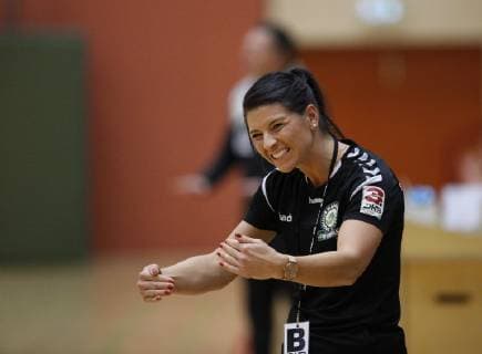 Deutschland - Hattersheim - 04.11.2018 Handball - Hessen - 3. Liga West - Damen Saison 2018 2019 TSG Eddersheim (rot) - SC Markranstädt (gelb) v.l. Trainerin Ina Schaarschmidt (Markranstädt) TSG Eddersheim - SC Markranstädt