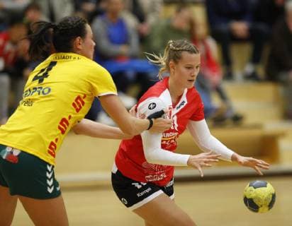 Deutschland - Hattersheim - 04.11.2018 Handball - Hessen - 3. Liga West - Damen Saison 2018 2019 TSG Eddersheim (rot) - SC Markranstädt (gelb) v.l. Henriette Dreier (Markranstädt), Lea Müller (Eddersheim) TSG Eddersheim - SC Markranstädt