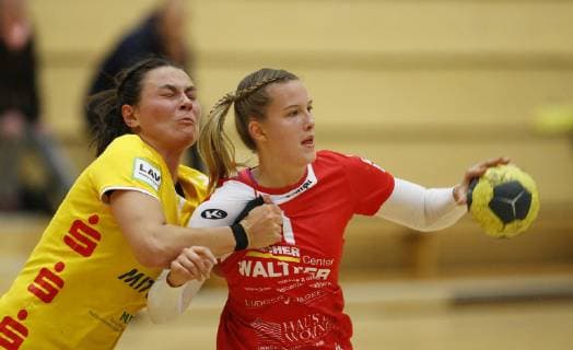 Deutschland - Hattersheim - 04.11.2018 Handball - Hessen - 3. Liga West - Damen Saison 2018 2019 TSG Eddersheim (rot) - SC Markranstädt (gelb) v.l. Henriette Dreier (Markranstädt), Lea Müller (Eddersheim) TSG Eddersheim - SC Markranstädt