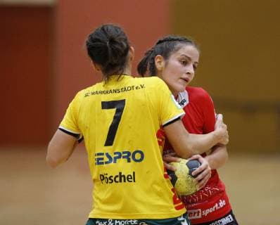 Deutschland - Hattersheim - 04.11.2018 Handball - Hessen - 3. Liga West - Damen Saison 2018 2019 TSG Eddersheim (rot) - SC Markranstädt (gelb) v.l. Julia Pöschel (Markranstädt), Hanna-Aylin Özer (Eddersheim) TSG Eddersheim - SC Markranstädt
