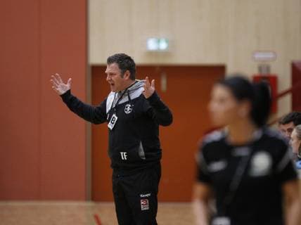 Deutschland - Hattersheim - 04.11.2018 Handball - Hessen - 3. Liga West - Damen Saison 2018 2019 TSG Eddersheim (rot) - SC Markranstädt (gelb) v.l. Trainer Tobias Fischer (Eddersheim) TSG Eddersheim - SC Markranstädt