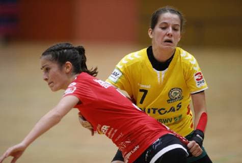 Deutschland - Hattersheim - 04.11.2018 Handball - Hessen - 3. Liga West - Damen Saison 2018 2019 TSG Eddersheim (rot) - SC Markranstädt (gelb) v.l. Hanna-Aylin Özer (Eddersheim), Julia Pöschel (Markranstädt) TSG Eddersheim - SC Markranstädt