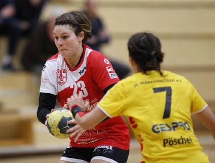 Deutschland - Hattersheim - 04.11.2018 Handball - Hessen - 3. Liga West - Damen Saison 2018 2019 TSG Eddersheim (rot) - SC Markranstädt (gelb) v.l. Lena Thoß (Eddersheim), Julia Pöschel (Markranstädt) TSG Eddersheim - SC Markranstädt