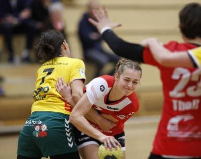 Deutschland - Hattersheim - 04.11.2018 Handball - Hessen - 3. Liga West - Damen Saison 2018 2019 TSG Eddersheim (rot) - SC Markranstädt (gelb) v.l. Julia Pöschel (Markranstädt), Anna Franziska Gempp (Eddersheim) TSG Eddersheim - SC Markranstädt