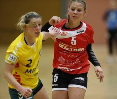 Deutschland - Hattersheim - 04.11.2018 Handball - Hessen - 3. Liga West - Damen Saison 2018 2019 TSG Eddersheim (rot) - SC Markranstädt (gelb) v.l. Thea Schwarz (Markranstädt), Alexandra Flebbe (Eddersheim) TSG Eddersheim - SC Markranstädt