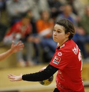 Deutschland - Hattersheim - 04.11.2018 Handball - Hessen - 3. Liga West - Damen Saison 2018 2019 TSG Eddersheim (rot) - SC Markranstädt (gelb) v.l. Lena Thoß (Eddersheim) TSG Eddersheim - SC Markranstädt