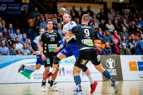 Libor Hanisch 7 (Dessau-Rosslauer HV 06) mit Miladin Kozlina 9 (Rhein Vikings) und Alexander Oelze 29 (Rhein Vikings) waehrend der DKB Handball 2. Bundesliga Begegnung zwischen Dessau-Rosslauer HV 06 und Rhein Vikings in der Anhalt Arena am 4 November, 2018 in Bauhausstadt Dessau, Sachsen Anhalt (Saxony Anhalt), Deutschland (Germany) (Eibner Hartmut Boesener) HB-2BL Dessau-Rosslauer HV 06 - Rhein Vikings Dessau Copyright: xEIBNER HartmutxBoesenerx EP_HBR