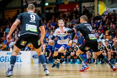 Slavomir Mlotek 10 (Dessau-Rosslauer HV 06) im Duell mit Teo Coric 18 (Rhein Vikings) waehrend der DKB Handball 2. Bundesliga Begegnung zwischen Dessau-Rosslauer HV 06 und Rhein Vikings in der Anhalt Arena am 4 November, 2018 in Bauhausstadt Dessau, Sachsen Anhalt (Saxony Anhalt), Deutschland (Germany) (Eibner Hartmut Boesener) HB-2BL Dessau-Rosslauer HV 06 - Rhein Vikings Dessau Copyright: xEIBNER HartmutxBoesenerx EP_HBR