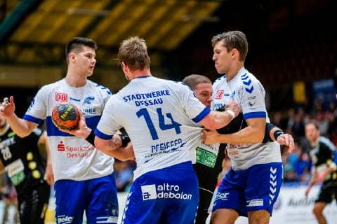 Teo Coric 18 (Rhein Vikings) ohne Chance mit Florian Pfeiffer 14 (Dessau-Rosslauer HV 06) und Daniel Schmidt 19 (Dessau-Rosslauer HV 06) waehrend der DKB Handball 2. Bundesliga Begegnung zwischen Dessau-Rosslauer HV 06 und Rhein Vikings in der Anhalt Arena am 4 November, 2018 in Bauhausstadt Dessau, Sachsen Anhalt (Saxony Anhalt), Deutschland (Germany) (Eibner Hartmut Boesener) HB-2BL Dessau-Rosslauer HV 06 - Rhein Vikings Dessau Copyright: xEIBNER HartmutxBoesenerx EP_HBR