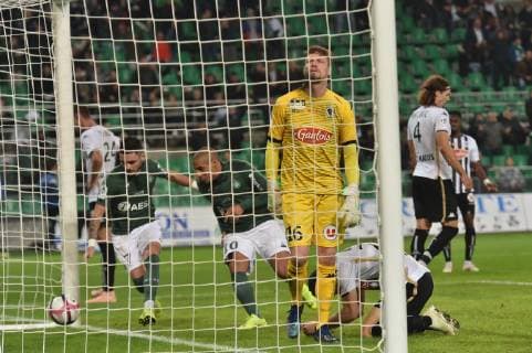 Joie de Remy cabella et Wahbi Khazri (saint etienne) - Ludovic Butelle (angers) FOOTBALL : Saint Etienne vs Angers - Ligue 1 Conforama - 04 11 2018 FredericChambert Panoramic 