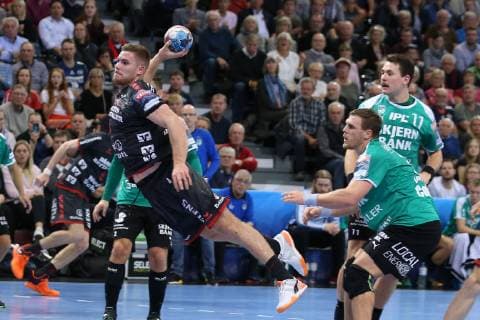 SG Flensburg-Handewitt vs Skjern Handbold, Handball, EHF Champions League Gruppenphase, 04.11.18 Johannes Golla (SG Flensburg-Handewitt, 04) setzt sich durch gegen Benjamin Jakobsen (Skjern Handbold, 03) und Jonathan Stenbaecken (Skjern Handbold, 11)