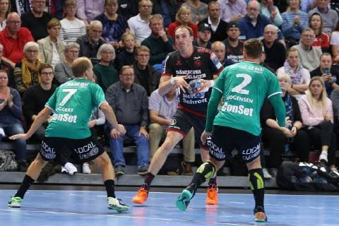 SG Flensburg-Handewitt vs Skjern Handbold, Handball, EHF Champions League Gruppenphase, 04.11.18 Holger Glandorf (SG Flensburg-Handewitt, 09) gegen Thomas Mogensen (Skjern Handbold, 02) und Anders Eggert (Skjern Handbold, 07)