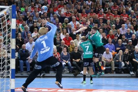 SG Flensburg-Handewitt vs Skjern Handbold, Handball, EHF Champions League Gruppenphase, 04.11.18 Holger Glandorf (SG Flensburg-Handewitt, 09) gegen Thomas Mogensen (Skjern Handbold, 02) und Anders Eggert (Skjern Handbold, 07)