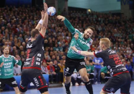 Handball. EHF. Men s Champions League Group Phase. Tyskland. Flensborg. SG Flensburg Handewitt vs Skjern. FLENS Arena. Groen 2 Thomas Mogensen fra Skjern spillede en atter stor kamp. Tv ses groen 22 Kasper Soendergaard fra Skjern.. , Flensborg Denmark  Copyright: Thisximagexisxstrictlyxcopyrightxsportxpress sportxpressx Cop119 spdk20181104-200221-L