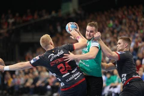 SG Flensburg-Handewitt vs Skjern Handbold, Handball, EHF Champions League Gruppenphase, 04.11.18 Jesper Konradsson (Skjern Handbold, 10) gegen Jim Gottfridsson (SG Flensburg-Handewitt, 24) und Johannes Golla (SG Flensburg-Handewitt, 04)