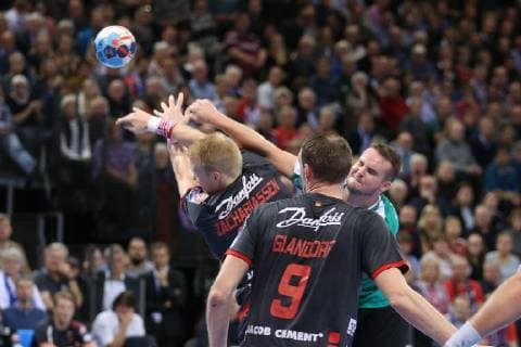 Jesper Konradsson (Skjern Handbold, 10) gegen Anders Zachariassen (SG Flensburg-Handewitt, 22) Flensburg Schleswig-Holstein Deutschland Flens-Arena Copyright: xAgentur54Gradx xSpeedphotosx