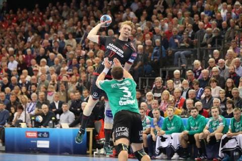 Benjamin Jakobsen (Skjern Handbold, 03) gegen Simon Jeppsson (SG Flensburg-Handewitt, 17) Flensburg Schleswig-Holstein Deutschland Flens-Arena Copyright: xAgentur54Gradx xSpeedphotosx