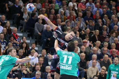Rasmus Lauge Schmidt (SG Flensburg-Handewitt, 25) gegen Jonathan Stenbaecken (Skjern Handbold, 11) Flensburg Schleswig-Holstein Deutschland Flens-Arena Copyright: xAgentur54Gradx xSpeedphotosx