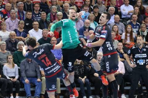 Kasper Soendergaard (Skjern Handbold, 22) gegen Hampus Wanne (SG Flensburg-Handewitt, 14) und Rasmus Lauge Schmidt (SG Flensburg-Handewitt, 25) Flensburg Schleswig-Holstein Deutschland Flens-Arena Copyright: xAgentur54Gradx xSpeedphotosx