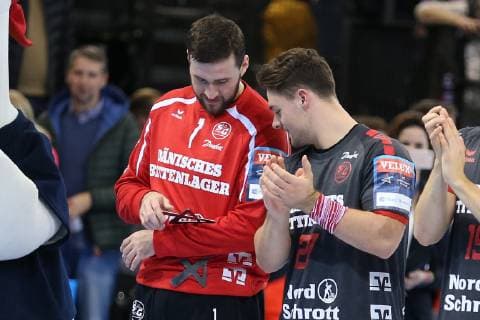 Inspizieren den Pokal Benjamin Buric (SG Flensburg-Handewitt, 01) und Dani Bajens (SG Flensburg-Handewitt, 27) Flensburg Schleswig-Holstein Deutschland Flens-Arena Copyright: xAgentur54Gradx xSpeedphotosx