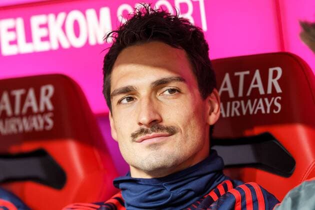 Muenchen, Deutschland, 03.11.2018, 1. Bundesliga 10. Spieltag, FC Bayern Muenchen - Club Freiburg, Mats Hummels (FCB) auf der Bank ( DeFodi048 *** Muenchen Germany 03 11 2018 1 Bundesliga 10 matchday FC Bayern Muenchen Sport Club Freiburg Mats Hummels FCB on the bank DeFodi048