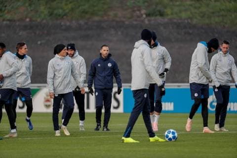 05.11.2018, Fussball, Saison 2018 2019, Champions League, 4. Spieltag -Pressekonferenz + Abschlusstraining FC Schalke 04 v. l. Alessandro Schöpf (FC Schalke 04), Cheftrainer Domenico TEDESCO (FC Schalke 04) Gelsenkirchen Veltins Arena NRW Deutschland