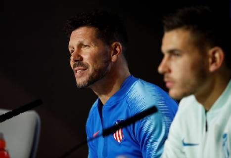 Atletico de Madrid s head coach Diego Simeone (L) and Lucas Hernandez (R) deliver a press conference PK Pressekonferenz a day before the UEFA Champions League match against Borussia Dortmund, in Madrid, Spain, 05 November 2018. Atletico de Madrid s press conference in Madrid !ACHTUNG: NUR REDAKTIONELLE NUTZUNG!  Copyright: xJavierxLopezxHernandezx GRAF2122 20181105-636770474554642314