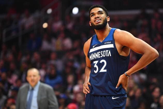 LOS ANGELES, CA - NOVEMBER 05: Minnesota Timberwolves Center Karl-Anthony Towns (32) looks on with head coach Tom Thibodeau in the background during a NBA Basketball Herren USA game between the Minnesota Timberwolves and the Los Angeles Clippers on November 5, 2018 at STAPLES Center in Los Angeles, CA. (Photo by Brian Rothmuller Icon Sportswire) NBA: NOV 05 Timberwolves at Clippers Icon181105007 EDITORIAL USE ONLY