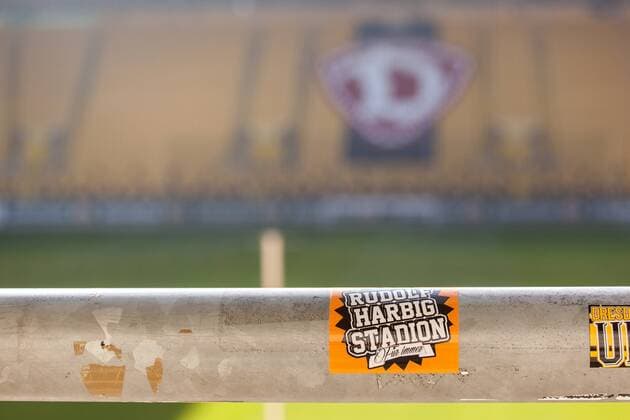 Fußball, Stadiongeschichte SG Dynamo Dresden Aufkleber Rudolf-Harbig-Stadion für immer im K-Block. 06.11.2018, Fussball, GER, 2. Bundesliga, Training, Großer Garten, SG Dynamo Dresden