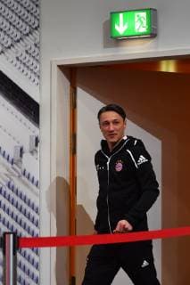 Niko KOVAC (Trainer Bayern Muenchen) kommt durch eine Tuer unter einme Schild NOTAUSGANG, Einzelbild,angeschnittenes Einzelmotiv,Portraet,Portrait,Porträt. Pressekonferenz FC Bayern Muenchen vor dem Champions League Spiel gegen AEK Athen, Fussball,am 06.11..2018,.