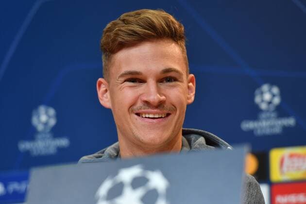 Sport Bilder des Tages Joshua KIMMICH (Bayern Muenchen), lacht,lachen,lachend, optimistisch,gutgelaunt, Einzelbild,angeschnittenes Einzelmotiv,Portraet,Portrait,Porträt. Pressekonferenz FC Bayern Muenchen vor dem Champions League Spiel gegen AEK Athen, Fussball,am 06.11..2018,.