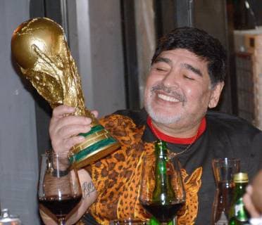 Former Argentinean soccer star and current head coach of Mexican team Dorados de Sinaloa Diego Armando Maradona looks at a replica of the World s Cup during a fund raiser event in Culiacan, Sinaloa, Mexico, 6 November 2018, to support victims of several tropical storms affecting the northeastern part of the country over the last month. Maradona attends fund raising event in Sinaloa !ACHTUNG: NUR REDAKTIONELLE NUTZUNG!  Copyright: xJuanxCarlosxCruzx MEX013 20181106-636771218157895601