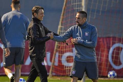 Niko KOVAC (Trainer Bayern Muenchen) scherzt mit Franck RIBERY (Bayern Muenchen) und umarmt ihn-will ihn aufheitern. Abschlusstraining FC Bayern Muenchen vor dem Champions League Spiel gegen AEK Athen, Trainingsgelaende an der Saebener Strasse, Fussball,am 06.11..2018,.