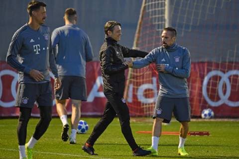Niko KOVAC (Trainer Bayern Muenchen) scherzt mit Franck RIBERY (Bayern Muenchen) und umarmt ihn-will ihn aufheitern. Abschlusstraining FC Bayern Muenchen vor dem Champions League Spiel gegen AEK Athen, Trainingsgelaende an der Saebener Strasse, Fussball,am 06.11..2018,.
