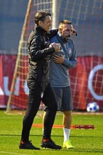 Niko KOVAC (Trainer Bayern Muenchen) scherzt mit Franck RIBERY (Bayern Muenchen) und umarmt ihn-will ihn aufheitern. Abschlusstraining FC Bayern Muenchen vor dem Champions League Spiel gegen AEK Athen, Trainingsgelaende an der Saebener Strasse, Fussball,am 06.11..2018,.