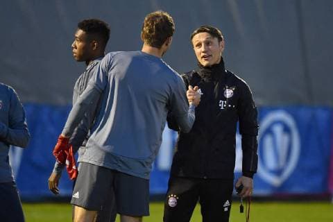 Niko KOVAC (Trainer Bayern Muenchen) begruesst Thomas MUELLER (MÜLLER,Bayern Muenchen), Abschlusstraining FC Bayern Muenchen vor dem Champions League Spiel gegen AEK Athen, Trainingsgelaende an der Saebener Strasse, Fussball,am 06.11..2018,.