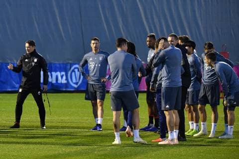 Niko KOVAC (Trainer Bayern Muenchen) Gestik,gibt Anweisungen-doch die Spieler scheinen sein Reden zu ignorieren und wenden sich ab, Abschlusstraining FC Bayern Muenchen vor dem Champions League Spiel gegen AEK Athen, Trainingsgelaende an der Saebener Strasse, Fussball,am 06.11..2018,.