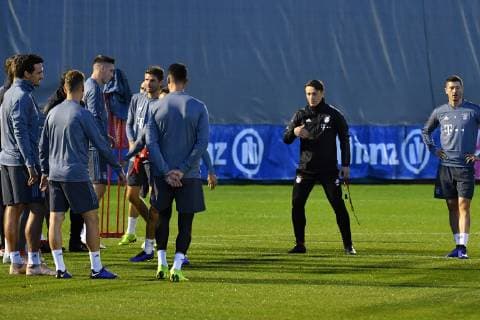 Niko KOVAC (Trainer Bayern Muenchen) Gestik,gibt Anweisungen-doch die Spieler scheinen sein Reden zu ignorieren und wenden sich ab, Abschlusstraining FC Bayern Muenchen vor dem Champions League Spiel gegen AEK Athen, Trainingsgelaende an der Saebener Strasse, Fussball,am 06.11..2018,.