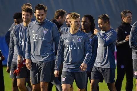 v.li:Thomas MUELLER (MÜLLER,Bayern Muenchen),Mats HUMMELS (Bayern Muenchen), Joshua KIMMICH (Bayern Muenchen), Abschlusstraining FC Bayern Muenchen vor dem Champions League Spiel gegen AEK Athen, Trainingsgelaende an der Saebener Strasse, Fussball,am 06.11..2018,.