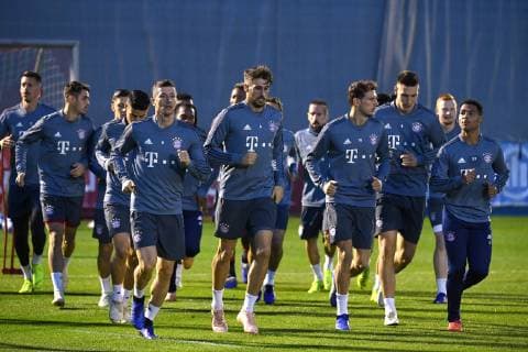 voren Robert LEWANDOWSKI (Bayern Muenchen),Mats HUMMELS (Bayern Muenchen),Leon GORETZKA (Bayern Muenchen),Niklas SUELE (Bayern Muenchen),Serge GNABRY (FC Bayern Muenchen), Altion,Lauftraining. Abschlusstraining FC Bayern Muenchen vor dem Champions League Spiel gegen AEK Athen, Trainingsgelaende an der Saebener Strasse, Fussball,am 06.11..2018,.