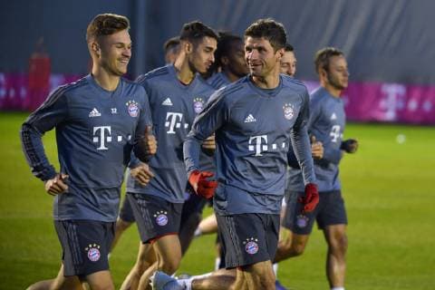 v.re:Thomas MUELLER (MÜLLER,Bayern Muenchen), Joshua KIMMICH (Bayern Muenchen), lacht,lachen,lachend,optimistisch,gutgelaunt, Altion,Lauftraining. Abschlusstraining FC Bayern Muenchen vor dem Champions League Spiel gegen AEK Athen, Trainingsgelaende an der Saebener Strasse, Fussball,am 06.11..2018,.