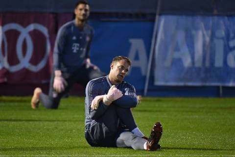 Manuel NEUER (Torwart FC Bayern Muenchen), Aktion, Einzelbild,Freisteller ,Ganzkoerperaufnahme,ganze Figur. Abschlusstraining FC Bayern Muenchen vor dem Champions League Spiel gegen AEK Athen, Trainingsgelaende an der Saebener Strasse, Fussball,am 06.11..2018,.