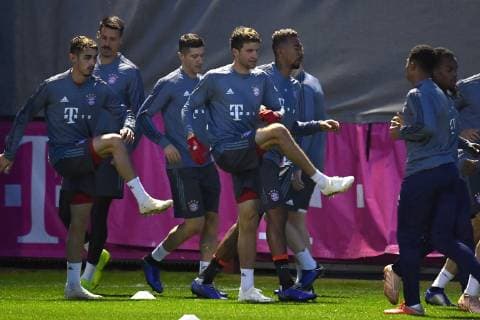 Thomas MUELLER (MÜLLER,Bayern Muenchen),Jerome BOATENG (Bayern Muenchen), Aktion. Abschlusstraining FC Bayern Muenchen vor dem Champions League Spiel gegen AEK Athen, Trainingsgelaende an der Saebener Strasse, Fussball,am 06.11..2018,.