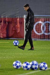 Niko KOVAC (Trainer Bayern Muenchen), geht einsam ueber den Platz-vor ihm liegen Baelle. Einzelbild,Freisteller ,Ganzkoerperaufnahme,ganze Figur. , Abschlusstraining FC Bayern Muenchen vor dem Champions League Spiel gegen AEK Athen, Trainingsgelaende an der Saebener Strasse, Fussball,am 06.11..2018,.