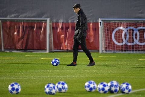 Niko KOVAC (Trainer Bayern Muenchen), geht einsam ueber den Platz-vor ihm liegen Baelle. Einzelbild,Freisteller ,Ganzkoerperaufnahme,ganze Figur. , Abschlusstraining FC Bayern Muenchen vor dem Champions League Spiel gegen AEK Athen, Trainingsgelaende an der Saebener Strasse, Fussball,am 06.11..2018,.