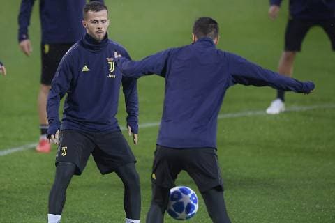 Fußball, CL, Juventus Turin Training Photo LaPresse - Fabio Ferrari November 06, 2018 Turin, Italy soccer Juventus fc session training day before Juventus Fc vs Manchester United ManU - Uefa Champions League 2018 2019 - Allianz Stadium - Group H. In the pic:Miralem Pjanic  Copyright: xFabioxFerrari LaPressex