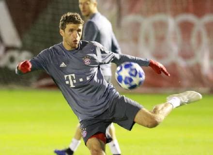 Thomas Mueller schiesst Fussball FC Bayern München. Abschlußtraining vor dem CL-Spiel gegen AEK Athens FC 06.11.2018 DFL UND DFB REGULATIONS PROHIBIT ANY USE OF PHOTOGRAPHS AS IMAGE SEQUENCES AND OR QUASI-VIDEO.