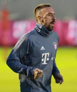 Franck Ribery läuft Fussball FC Bayern München. Abschlußtraining vor dem CL-Spiel gegen AEK Athens FC 06.11.2018 DFL UND DFB REGULATIONS PROHIBIT ANY USE OF PHOTOGRAPHS AS IMAGE SEQUENCES AND OR QUASI-VIDEO.